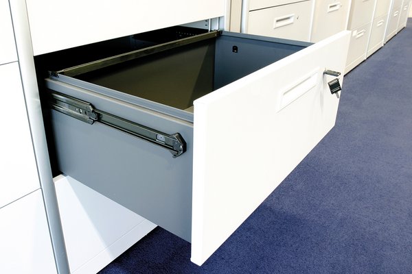 Schublade mit gedübelter Front