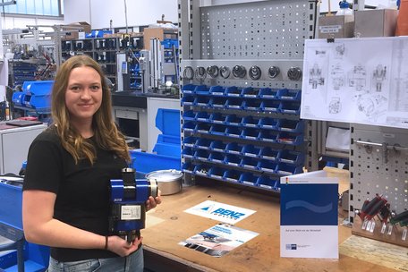 Hansgrohe SE: Christina Kienzle erhält Förderpreis für Ausbildende
