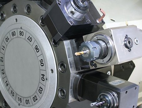 Angetriebene Werkzeuge auf einem Sternrevolver