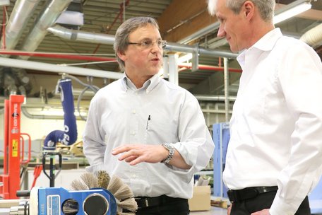 Anwenderbericht Hoffmann Ladenbau: Flexibler und variantenreicher als mit einer Bürstmaschine