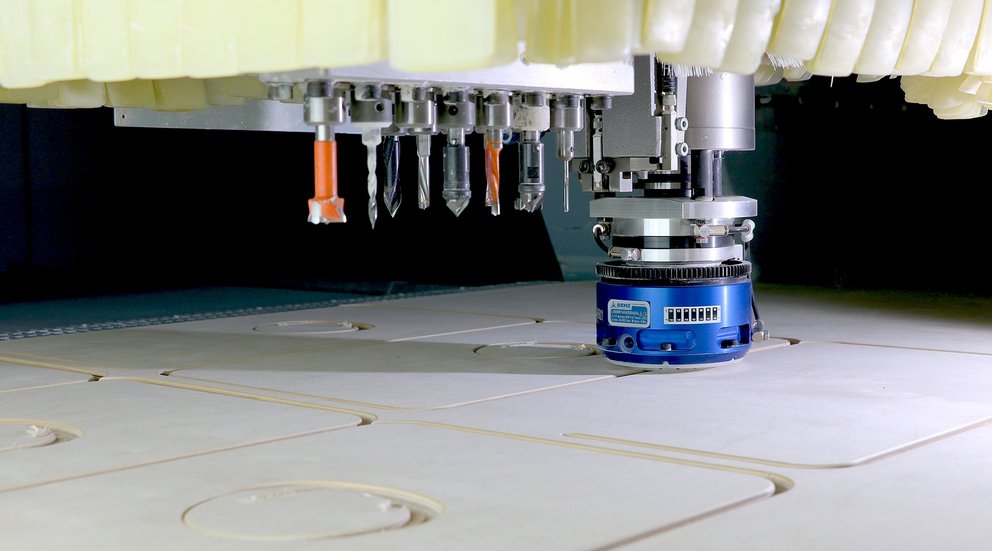 The BENZ FLOATING VC unit during nesting processing